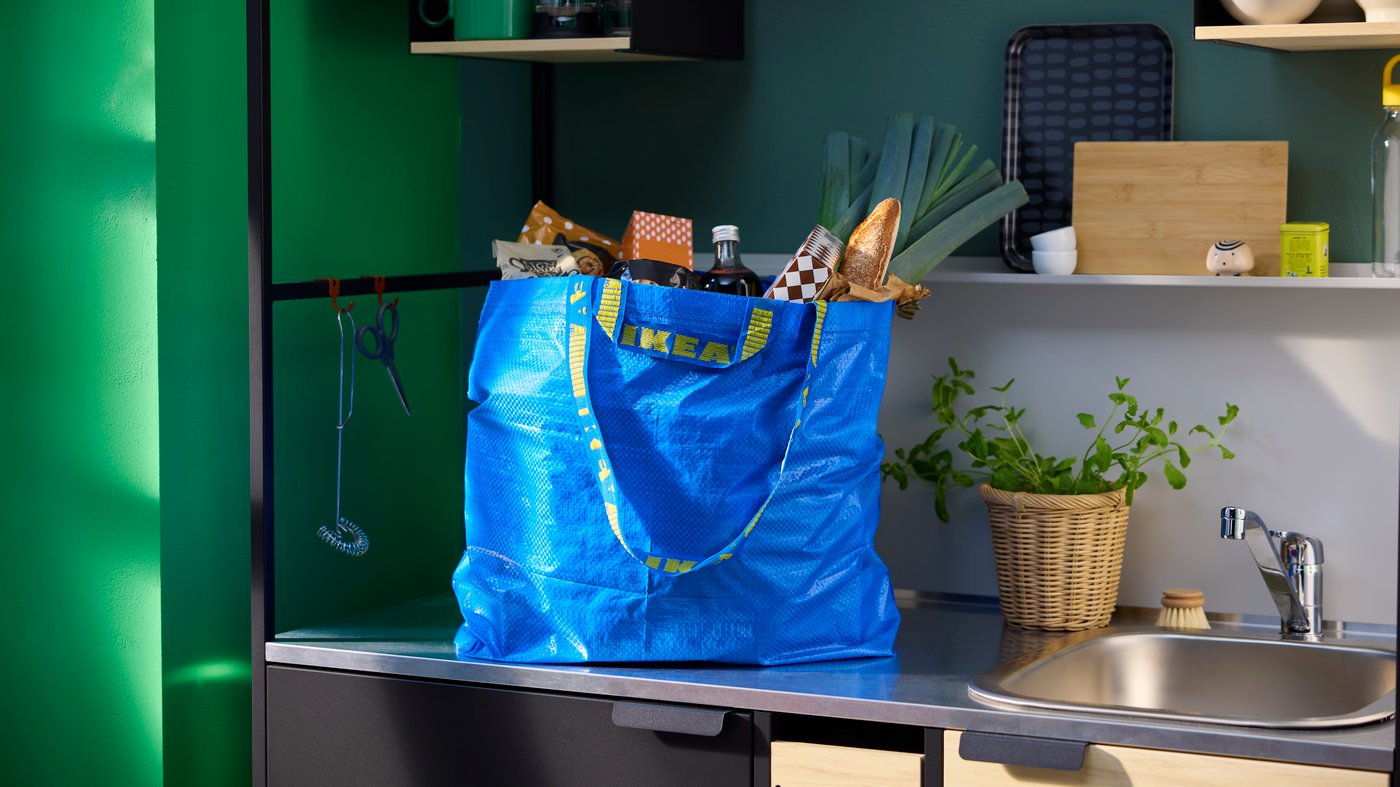 A black/ash ÄSPINGE kitchenette in the kitchen