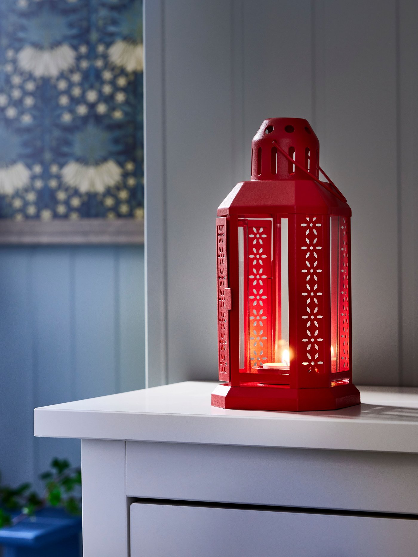 An in/outdoor red ENRUM lantern for tealight