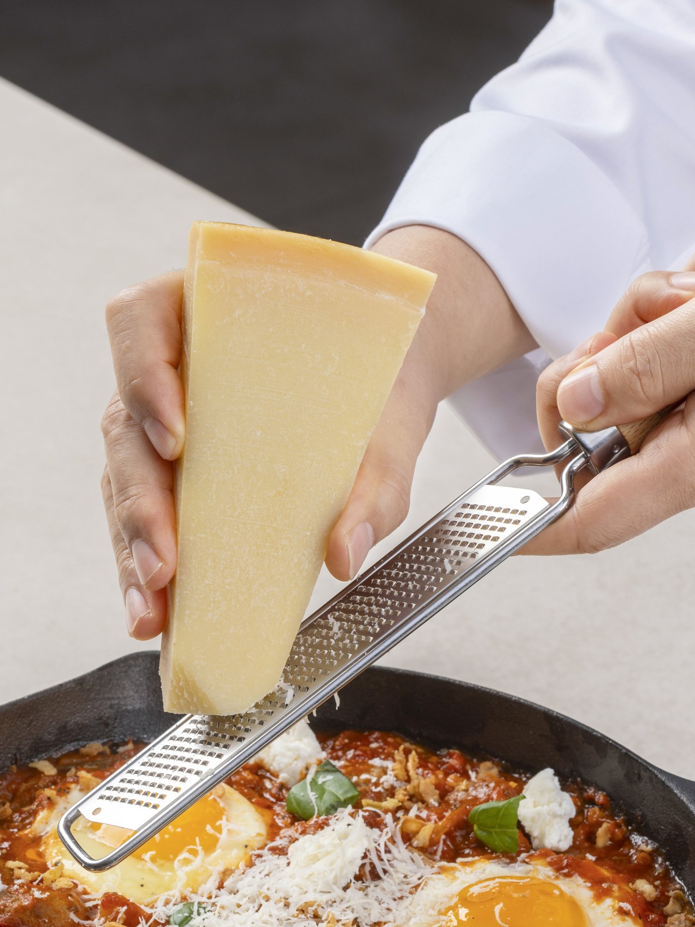 치즈를 올리는 샷