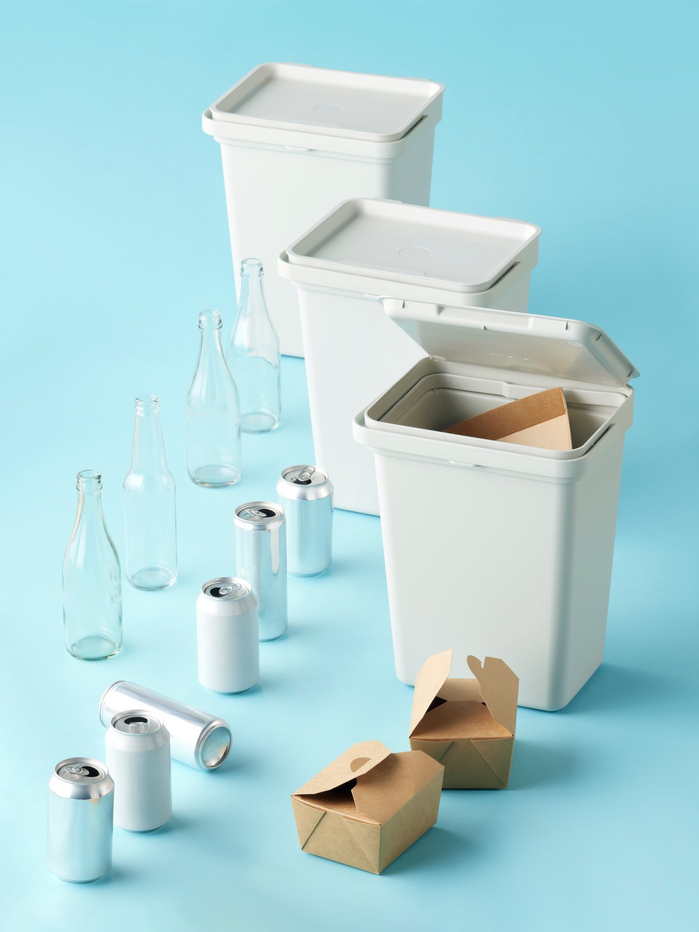 A light grey HÅLLBAR bin with lid