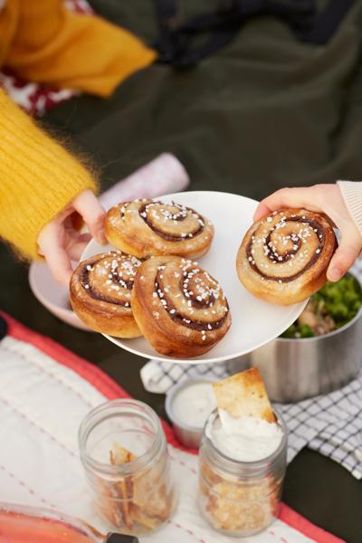 Tre girelle alla cannella KAFFEREP servite su un piatto per un pic nic