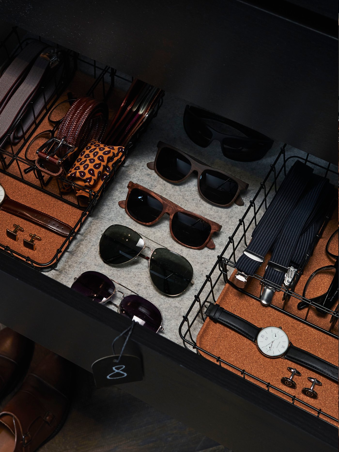 Zwei PLEJA Schreibutensilienfächer schwarz, in denen Gürtel, Uhren, Gläser und Hosenträger in einer Schublade verwahrt werden.