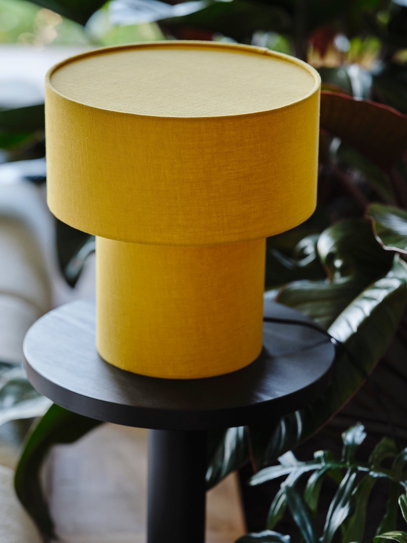 Una mesa auxiliar STOCKHOLM 2025 de color negro con chapa de pino