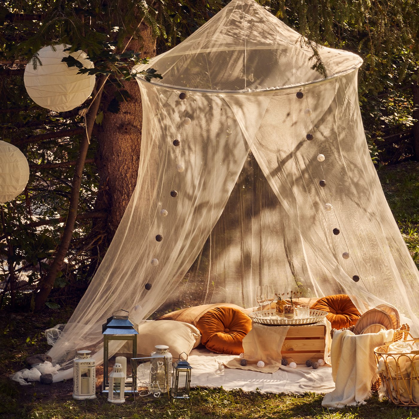 Eine verzinkte BEFÄSTA Laterne für Blockkerzen, für drinnen und draussen