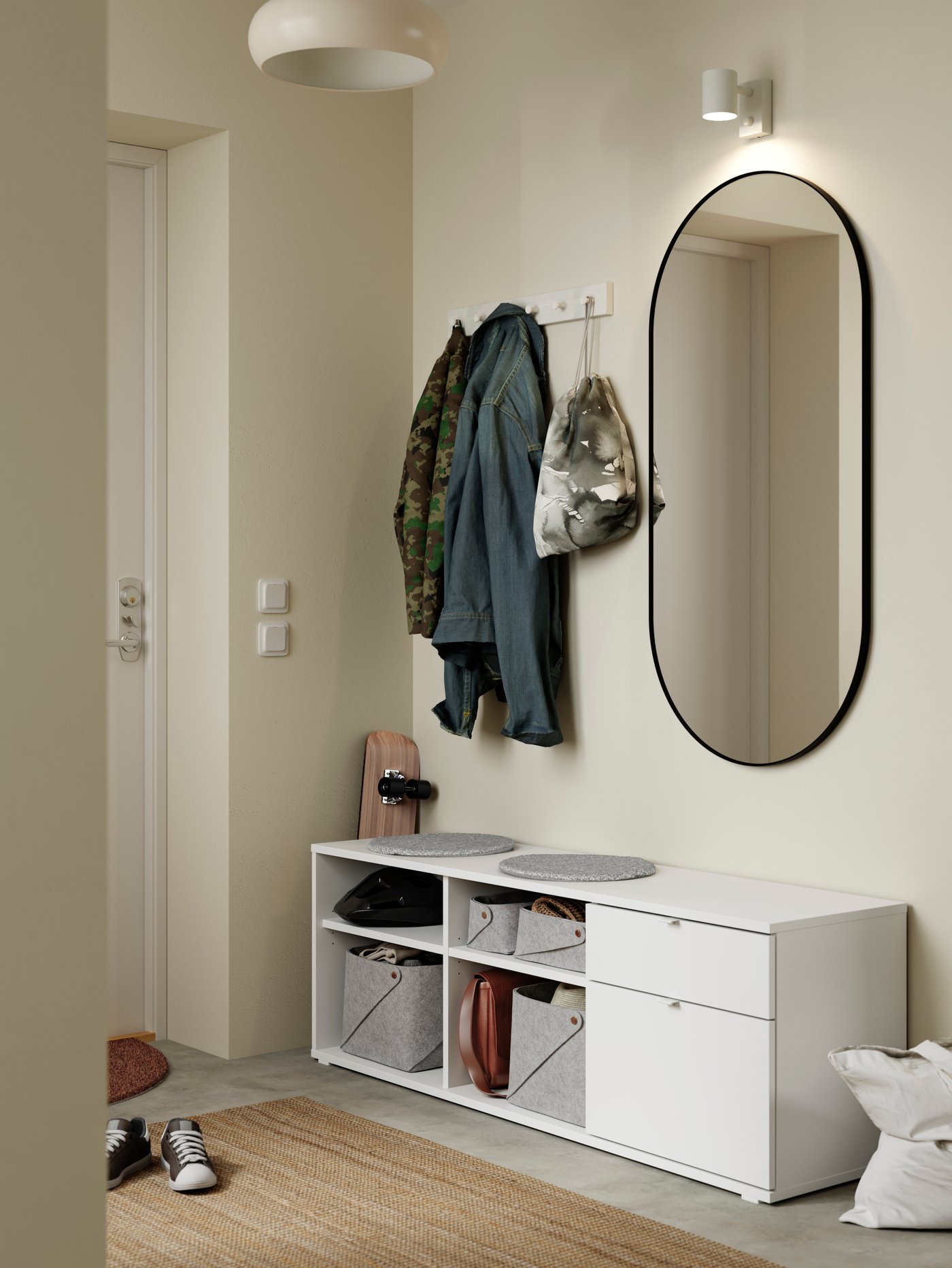 Eine weiße VIHALS TV-Bank, ein Spiegel und Wandhaken an der Wand.