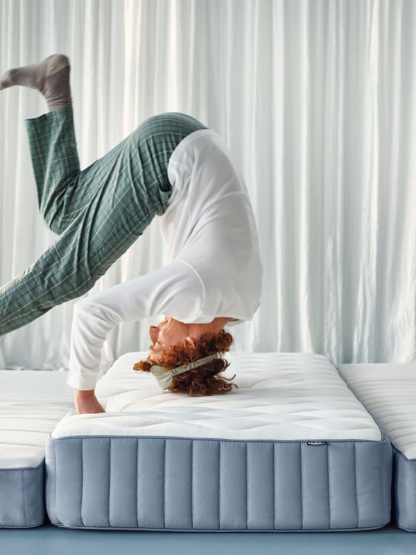 Chłopak w pidżamie robiący fikołka na materacu VÅGSTRANDA.