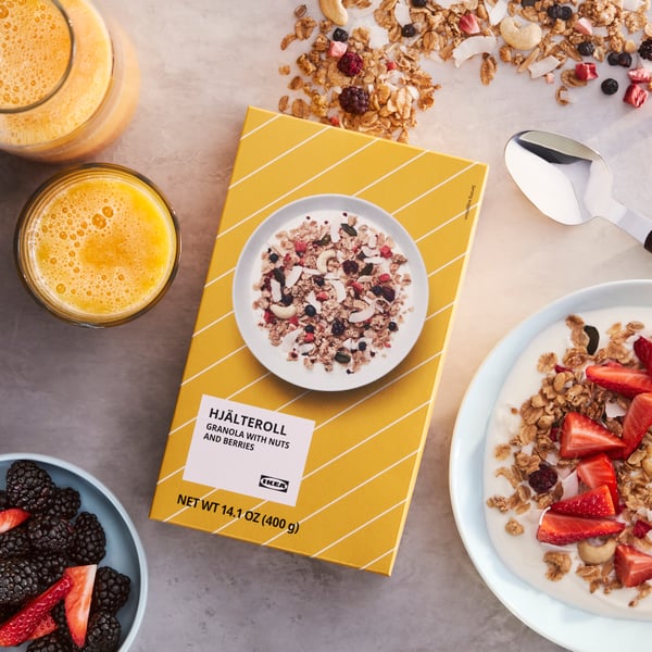 Un granola HJÄLTEROLL aux noix et aux baies séchées