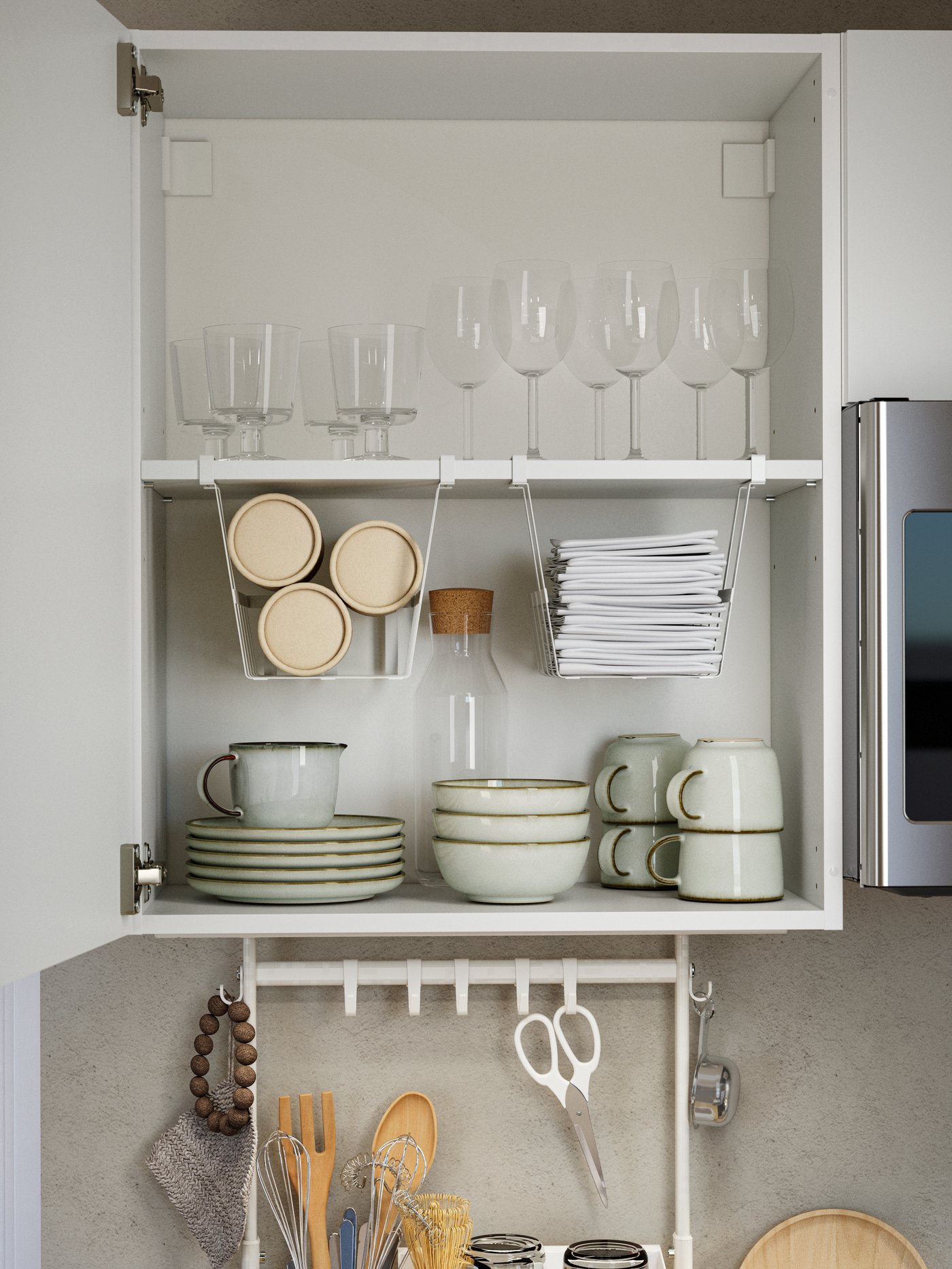 Eine Edelstahl-Mikrowelle von MEDELNIVÅ über dem Herd in der Küche