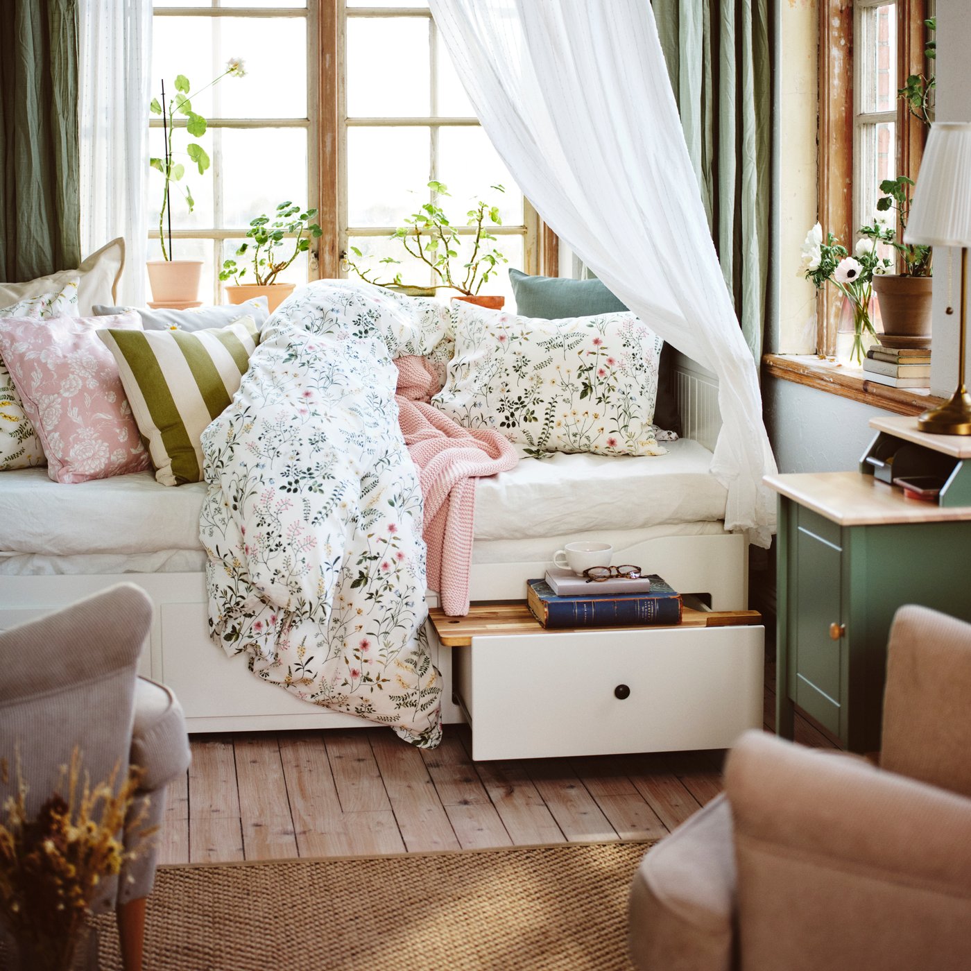 A brass/white ÅRSTID table lamp