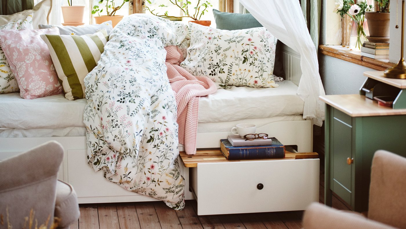 A brass/white ÅRSTID table lamp