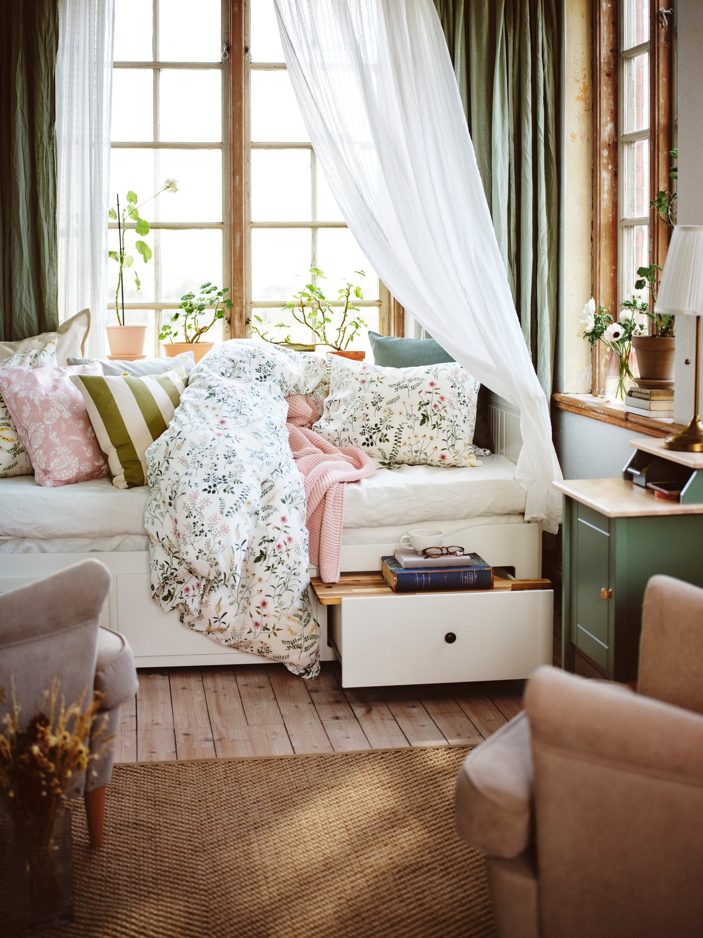 A brass/white ÅRSTID table lamp