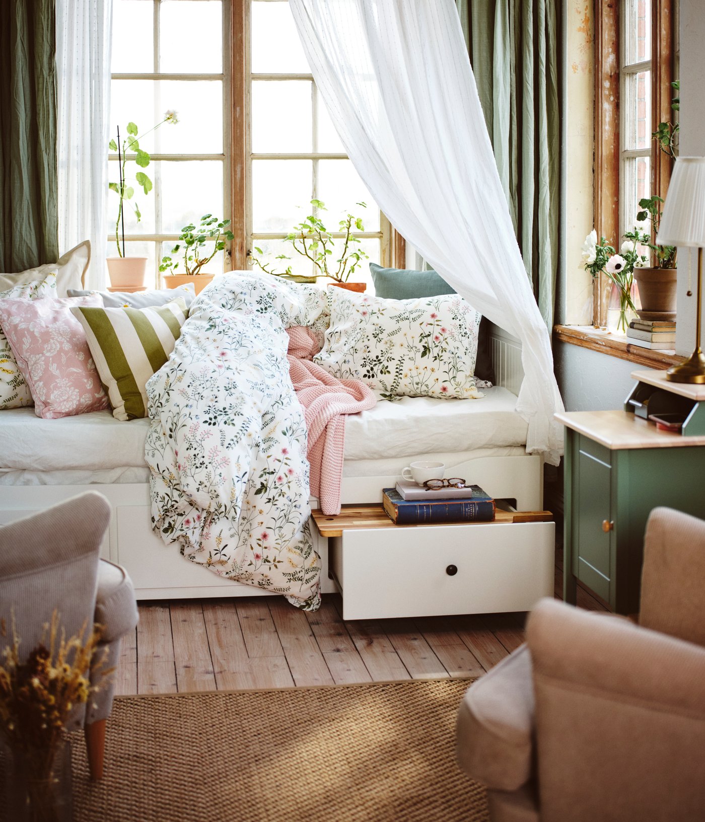 A brass/white ÅRSTID table lamp