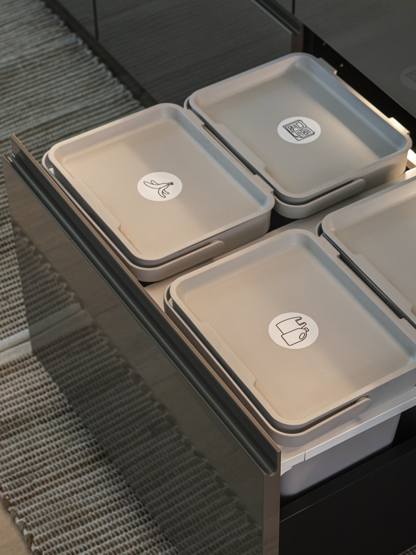 Cassetto di una cucina METOD con all’interno il sistema HÅLLBAR per la raccolta differenziata, composto da secchielli organizzati per separare i rifiuti.