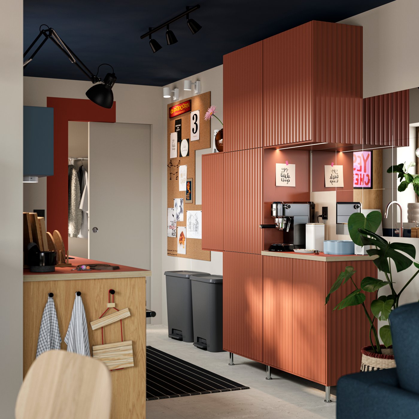 Több METOD konyhaszekrény, TERRSJÖ ajtókkal, vörösesbarna hullámmintával, van felszerelve egy falra egy kis konyhában.

