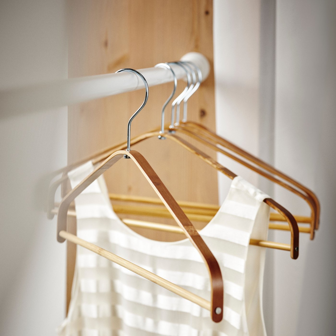 Un cuier HÖSVANS din bambus