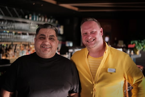 Mehmet Ermis, Geschäftsführer des Hotel Credé mit einem IKEA Miatarbeitenden.