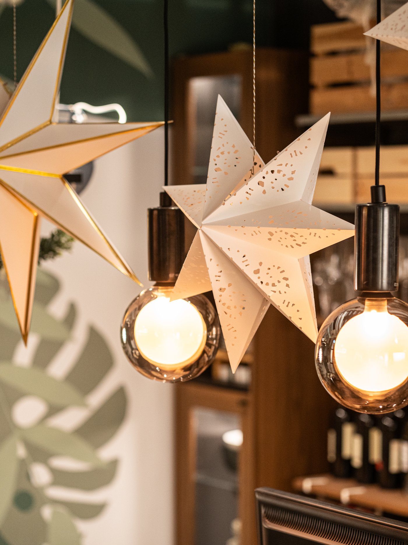 Julestjerne som henger i vinduet.