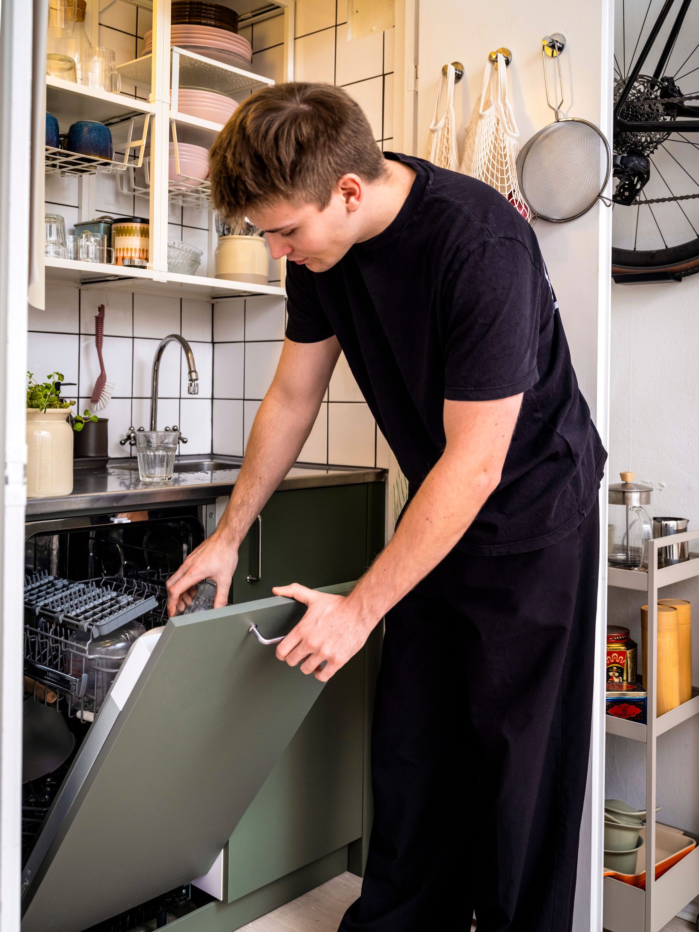 En matt grågrön NICKEBO-front för diskmaskin