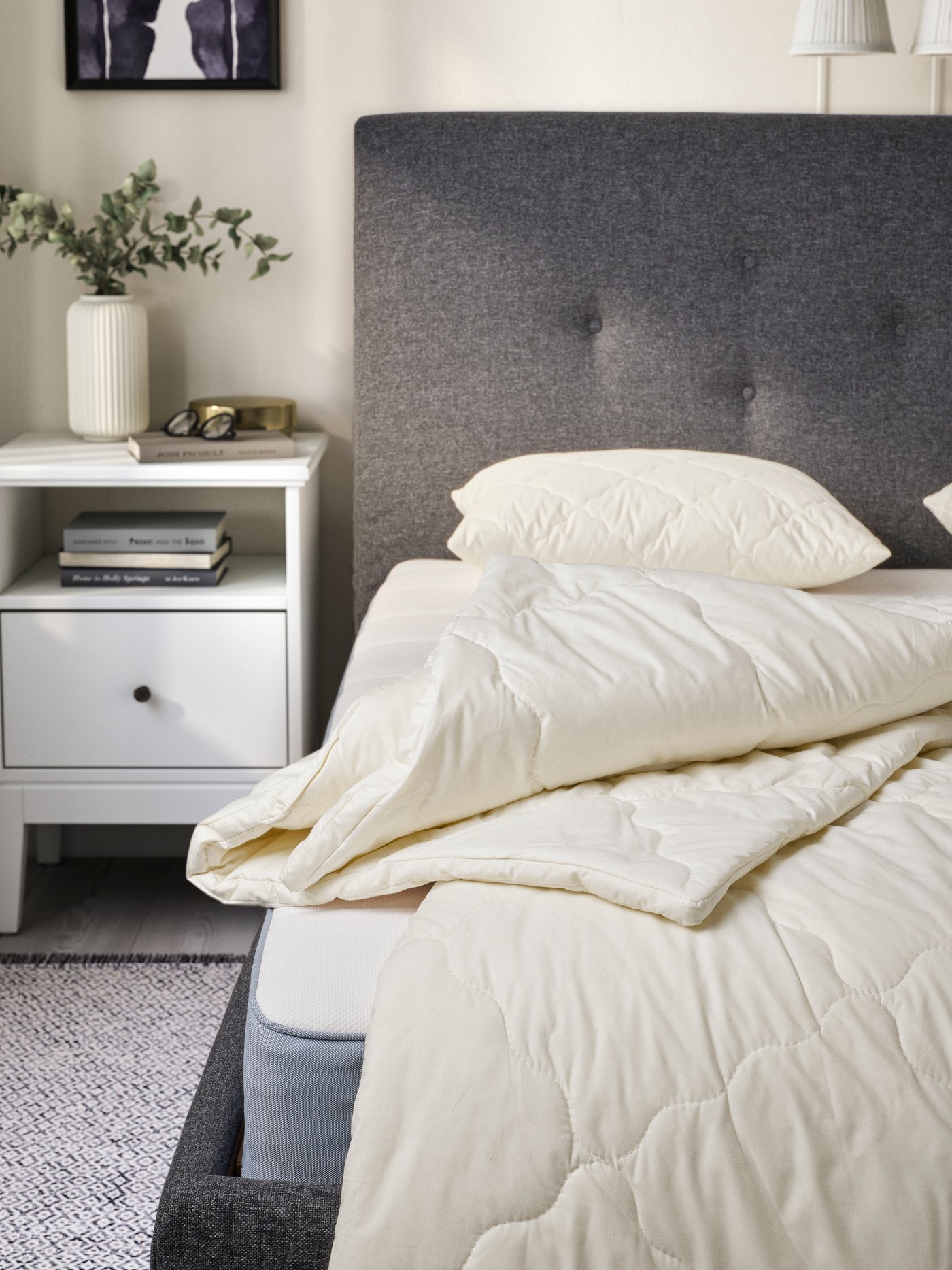 صورة سرير عليه لحاف RÅDHUSVIN من الصوف، دافئ