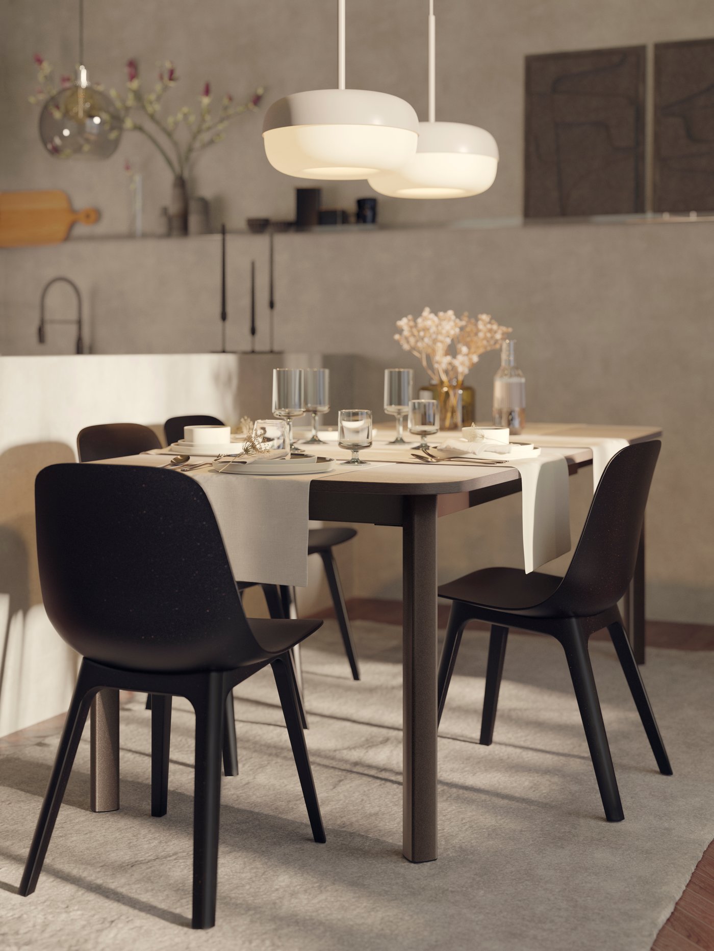 Ein dunkler Esstisch platziert auf einem naturfarbenen Teppich.