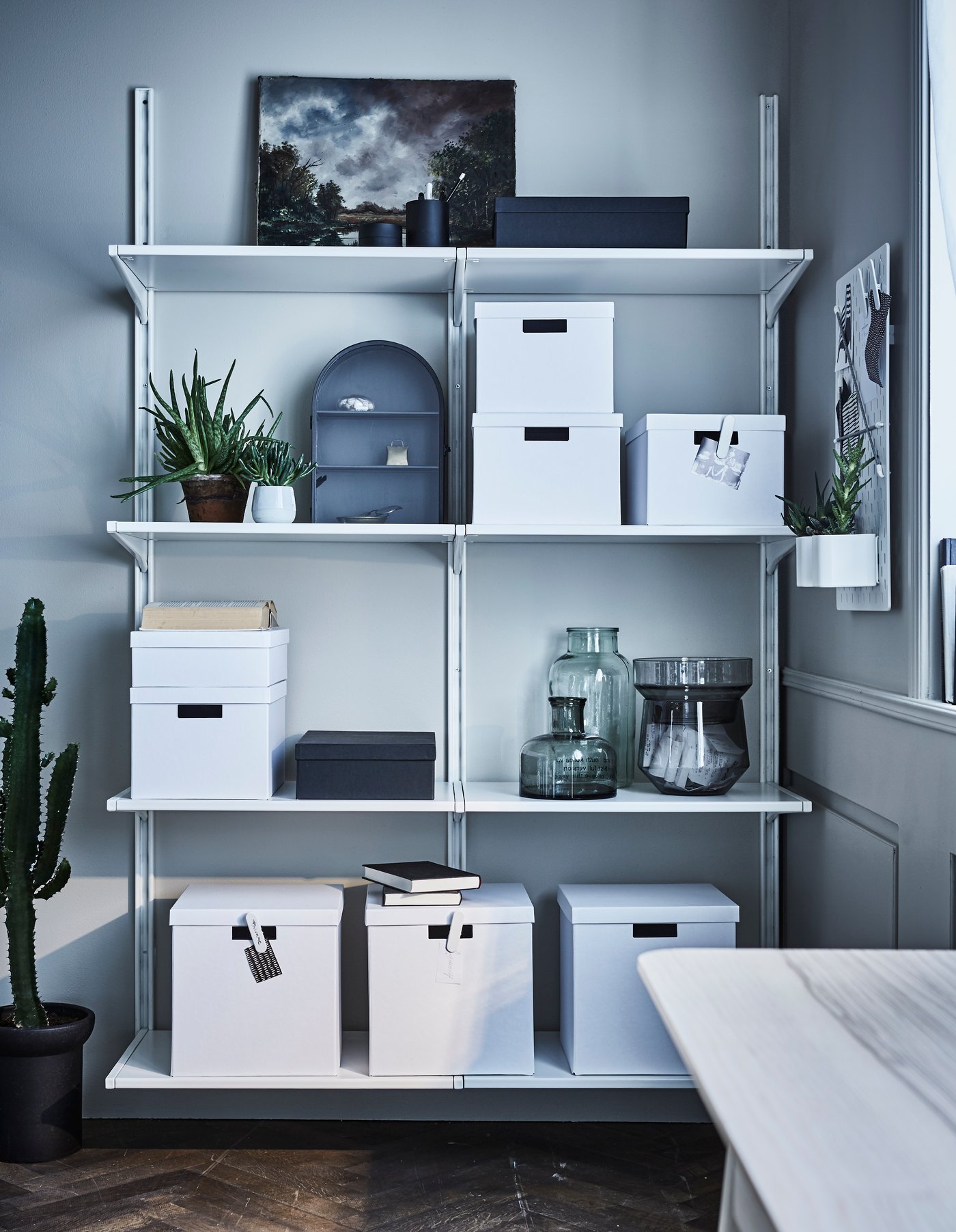Da IKEA trovi soluzioni versatili come la serie componibile ALGOT, che include guide, ripiani e accessori, ideale per creare uno spazio di lavoro funzionale e personalizzato sfruttando le pareti.