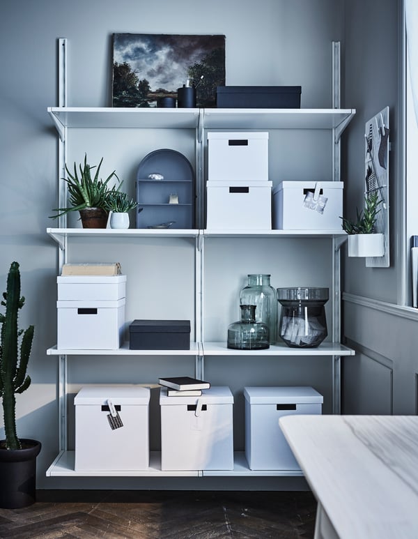 You can get your storage to blend in by adding touches of colours and patterns that match the rest of your deco. We used an open customisable shelving unit and added boxes with lids in the same tone for a uniform feel. Just write what’s inside on clips so you can easily find your stuff. Store receipts in a minimal glass vase (these three come as a set and stack together when they are not needed).