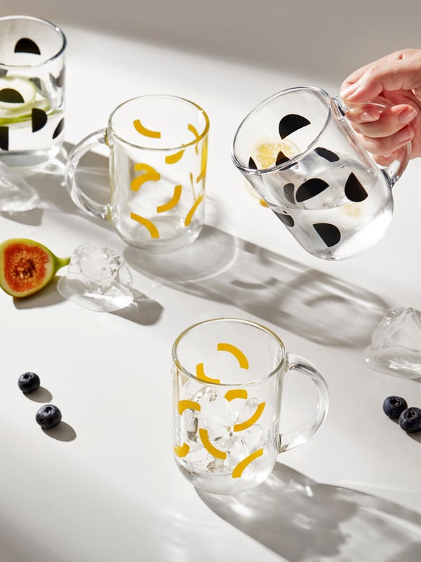 SKEDSTÖR Becher in den Farben gelb/schwarz