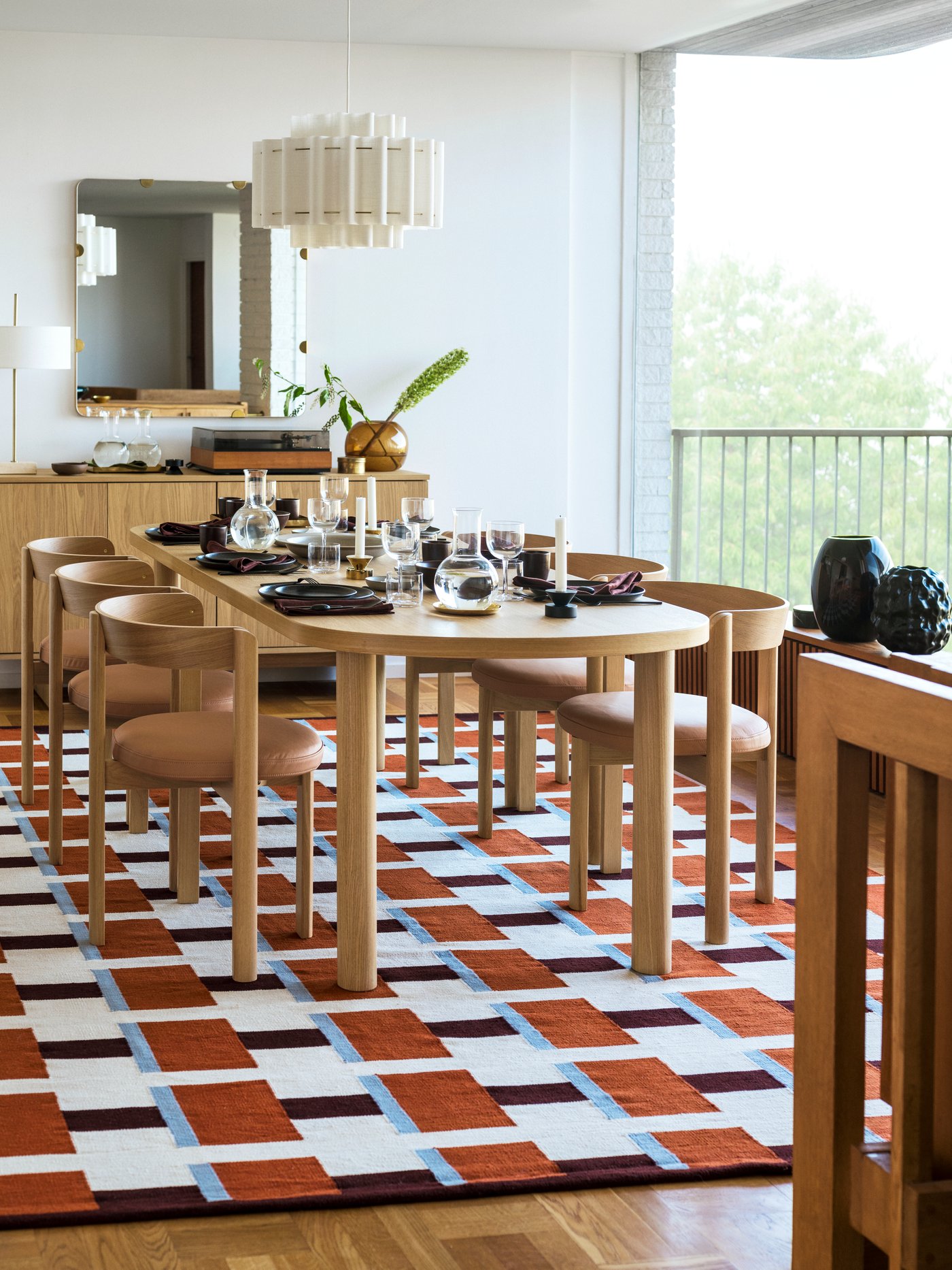 A STOCKHOLM 2025 chair in oak/leather in the dining room