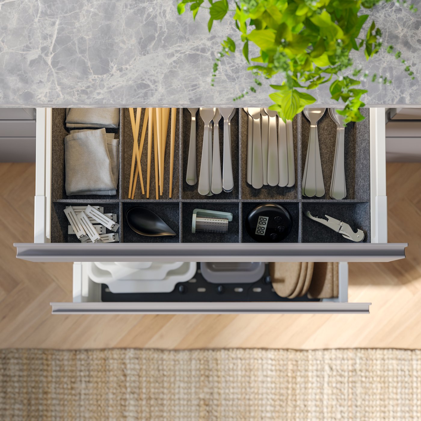 Sukaldeko tiradera ordenatu bat mahai-tresnetarako erretilu batekin.
