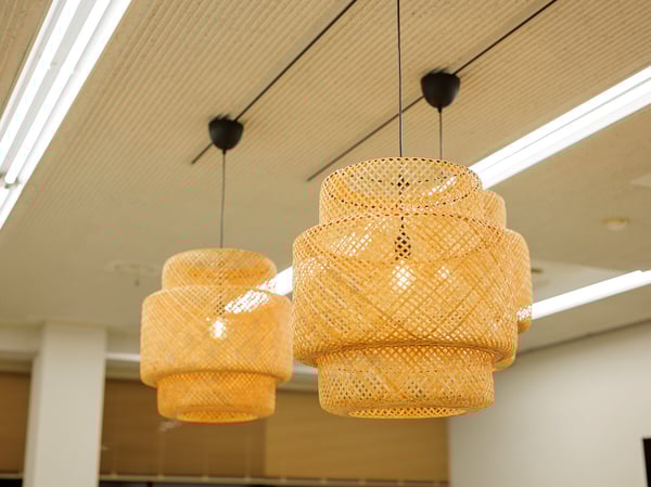 編み込みデザインのペンダントライトが天井から下がるインテリア。暖色の光が周囲をやわらかく照らしている。