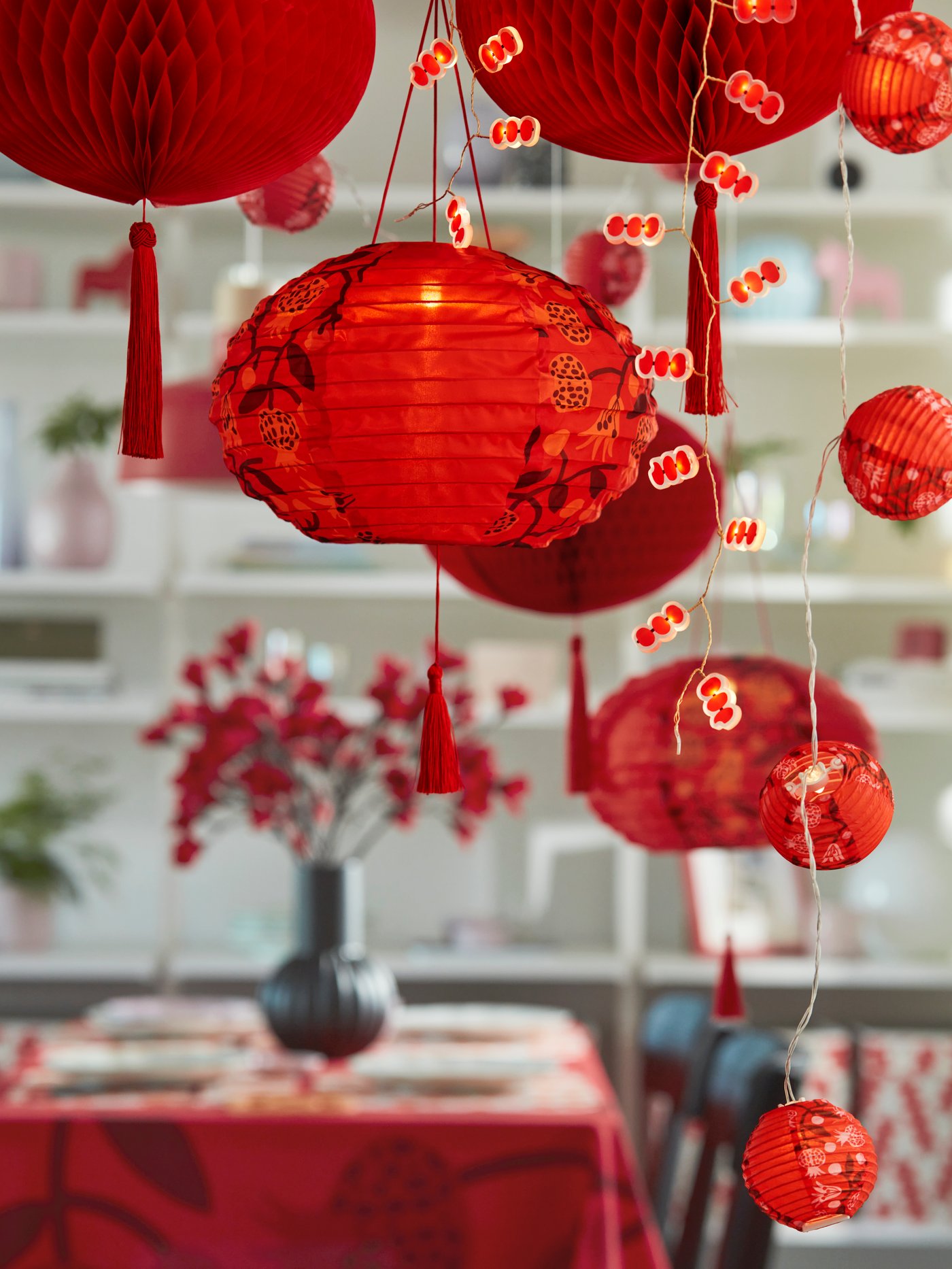 A pomegranate/red FÖSSTA LED lighting chain with 12 lights