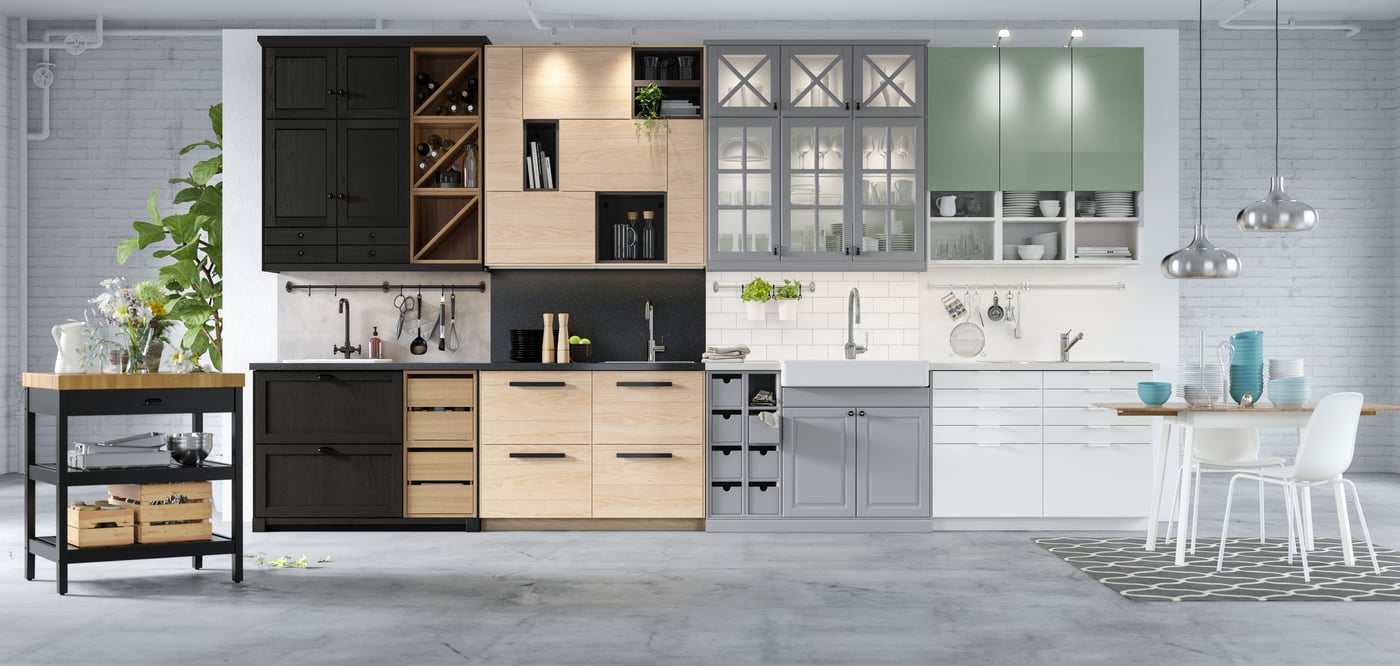 Una cucina con quattro varianti diverse di ante ed eletrodomestici in diversi modelli e decorazioni.