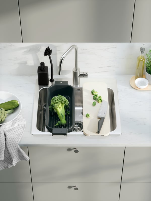 Een grijze HAVSTORP keuken met een zilveren wasbak met een RVS kraan.