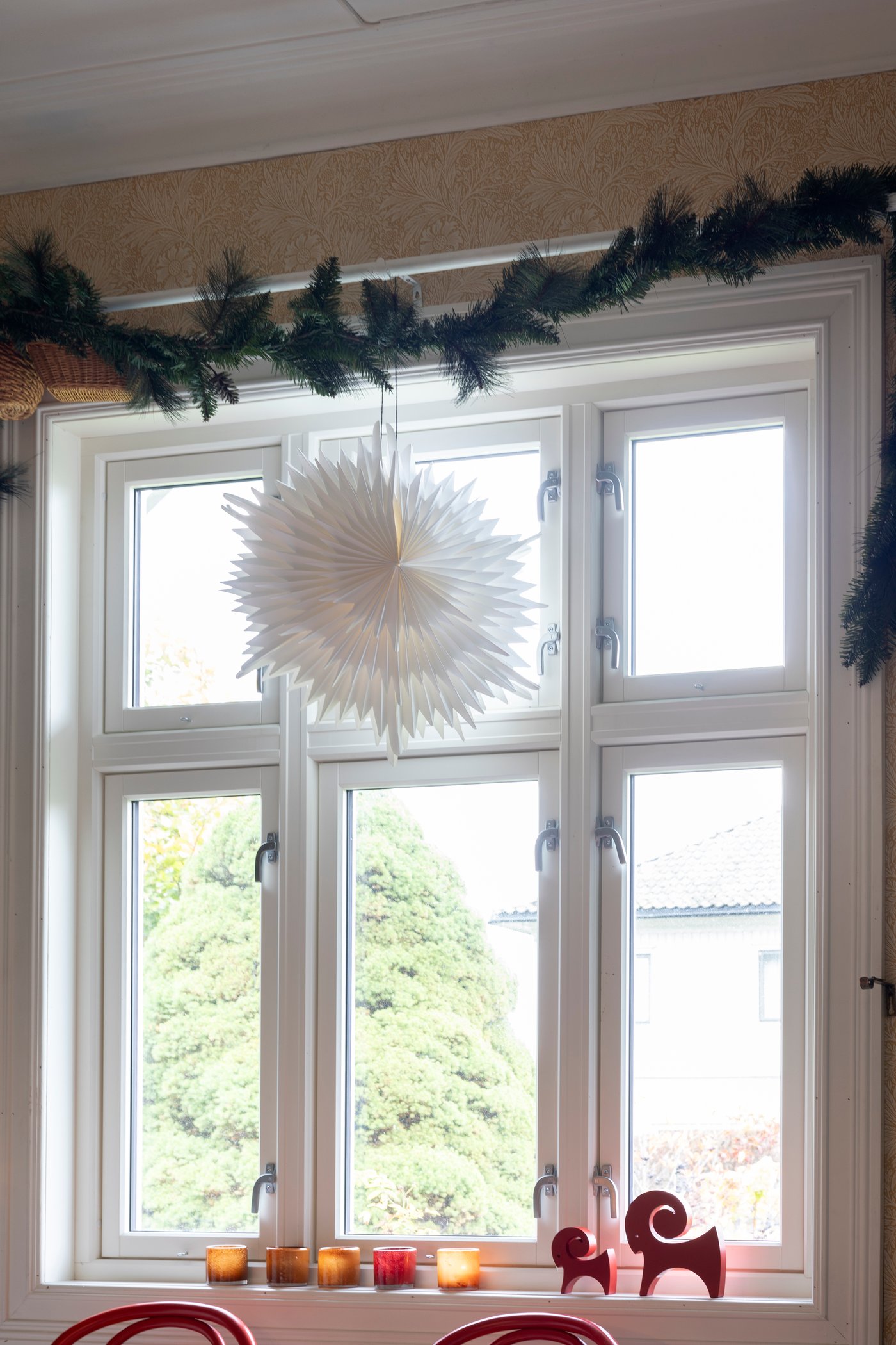 Ein gelber VINDSTILLA Teelichthalter