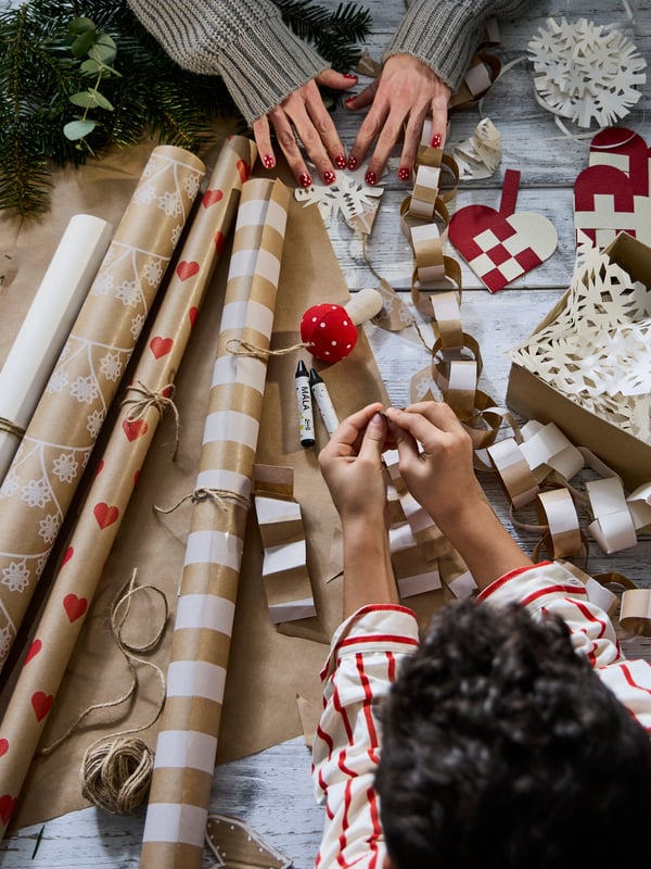 Eine braune VINTERFINT-Geschenkpapierrolle mit Herzmuster