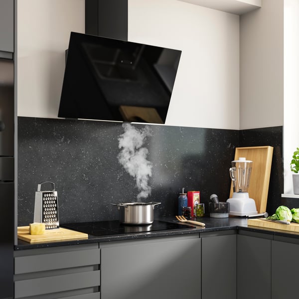 Een KNUVEBO afzuigkap in een grijze keuken.