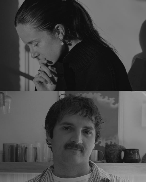 Ritratto in duotono di Charlotte Taylor e Ben Lippett, fotografati uno accanto all’altro.