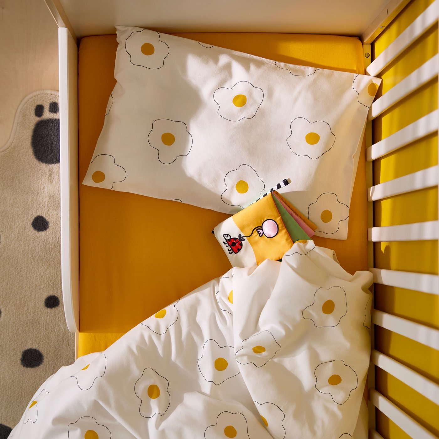 Wielokolorowa książeczka do zabawy GRÖNFINK w dziecięcym pokoju.
