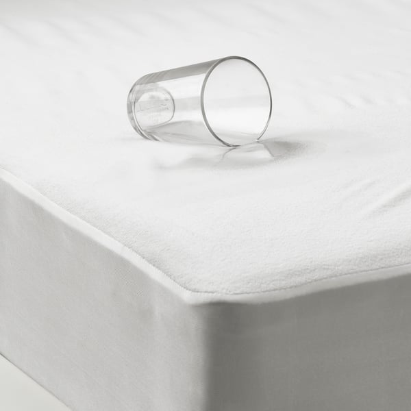 Verre d’eau versé sur un matelas avec protège-matelas étanche.