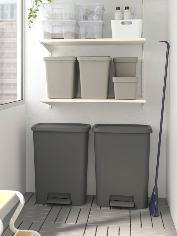 A dark grey KNÖCKLA pedal bin