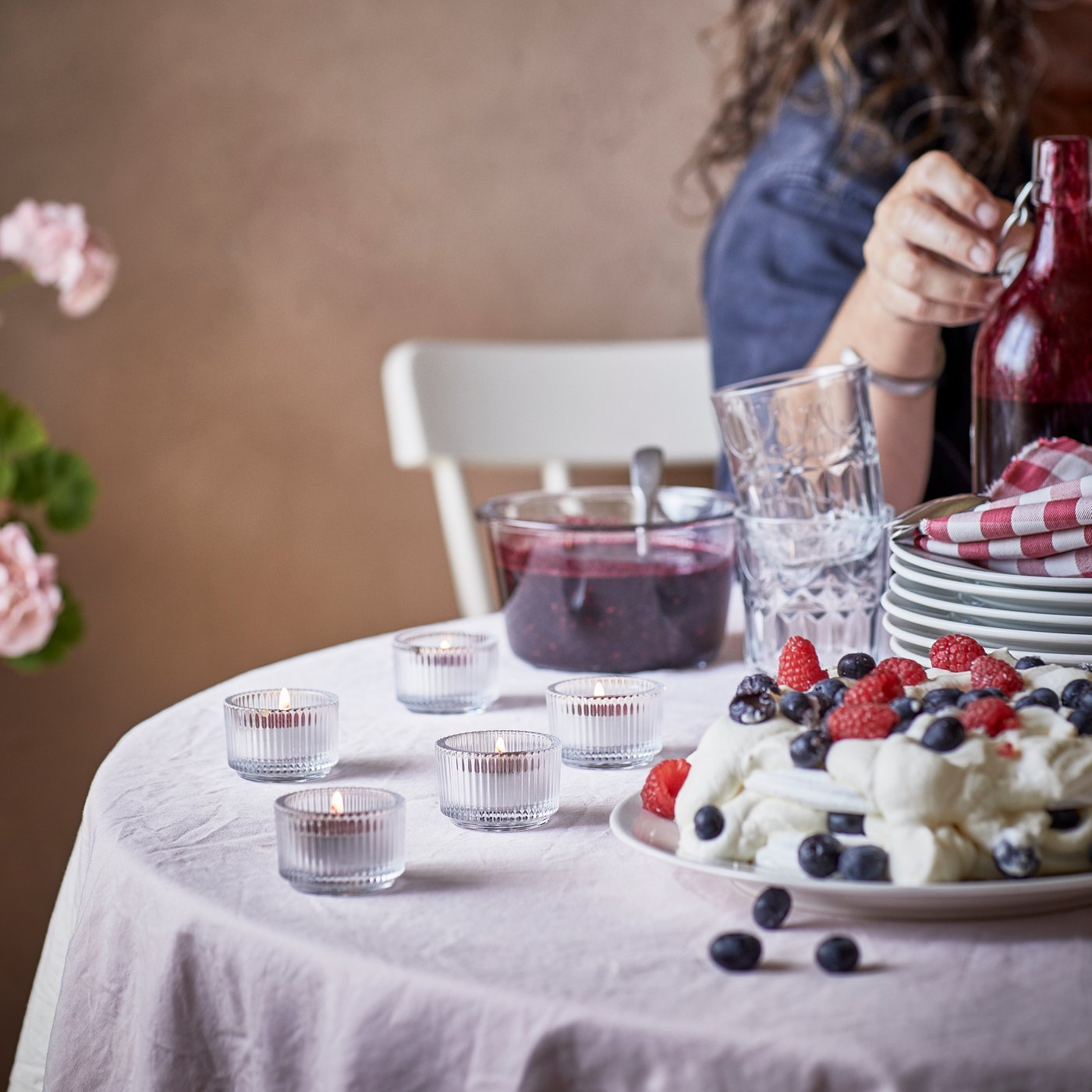 Une bougie chauffe-plat parfumée STÖRTSKÖN baies/rouge