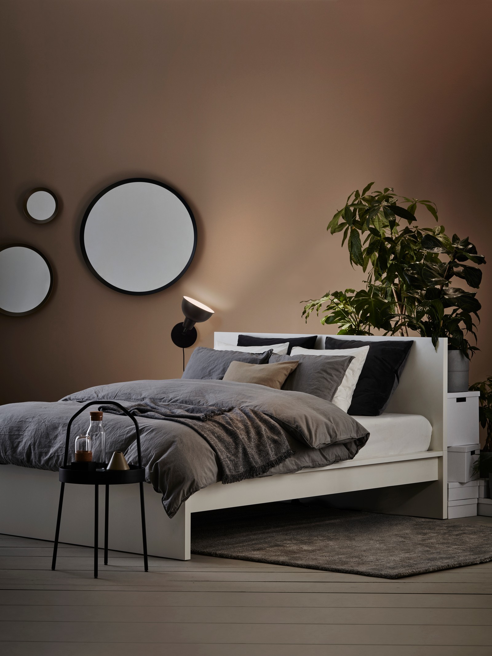 Tamnosiva jastučnica SANELA u spavaćoj sobi