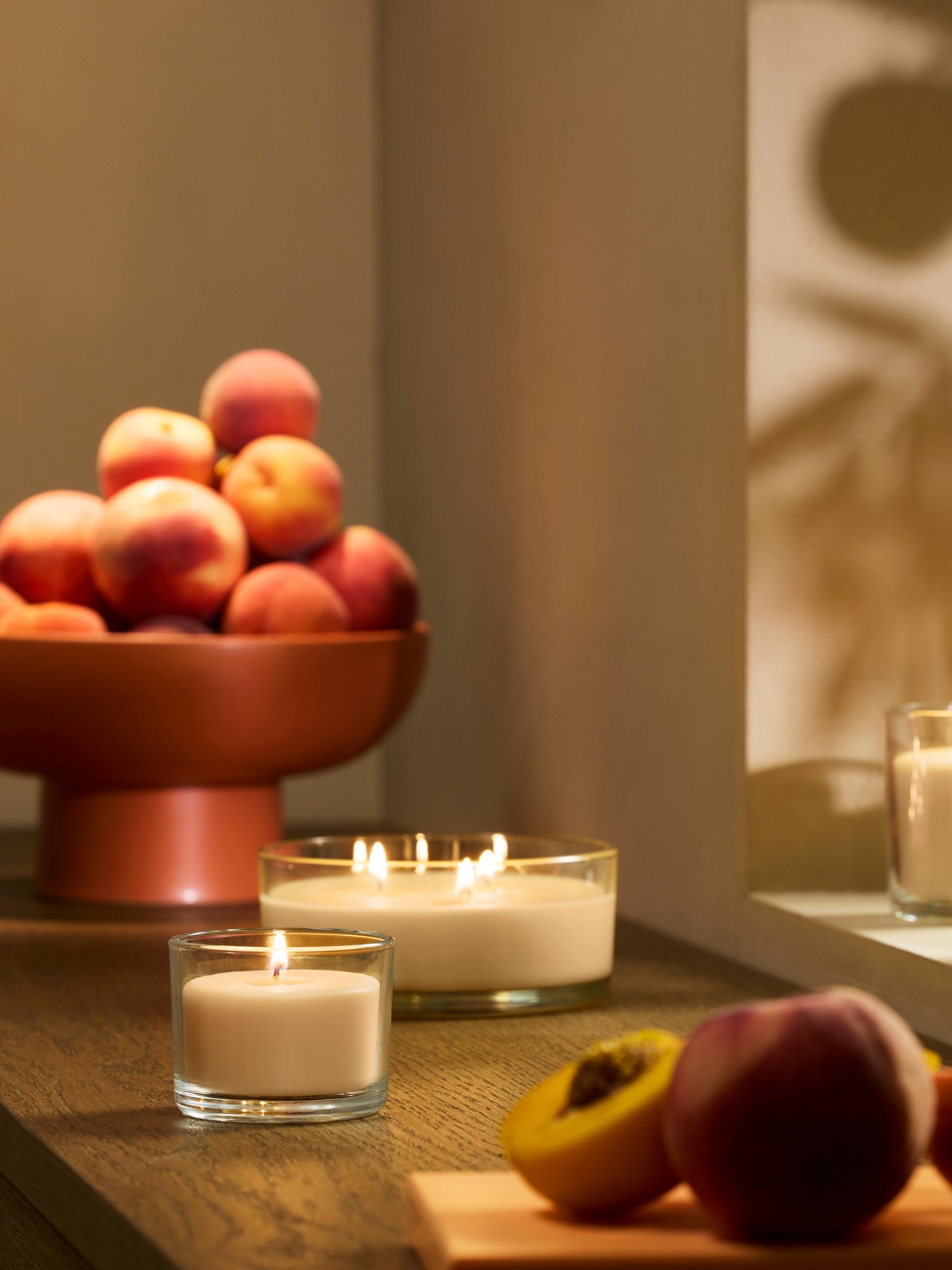 Świece zaachowe LOTSFÅGEL o zapachu brzoskwiń.