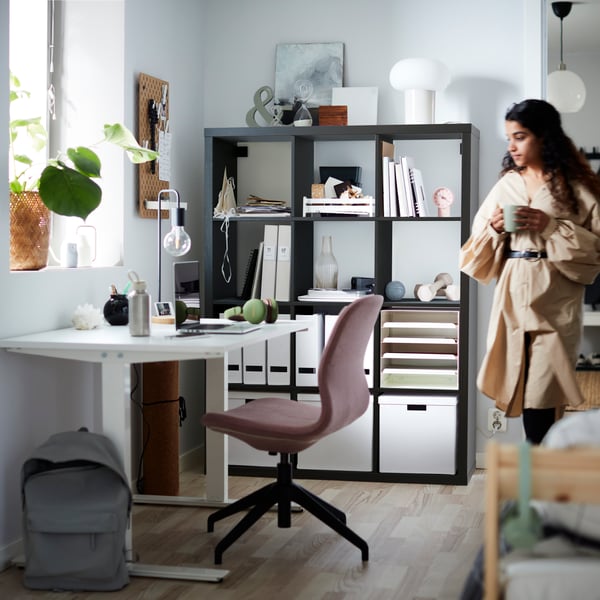 Uno scaffale KALLAX utilizzato per riporre diversi accessori e soprammobili all'interno di uno studio