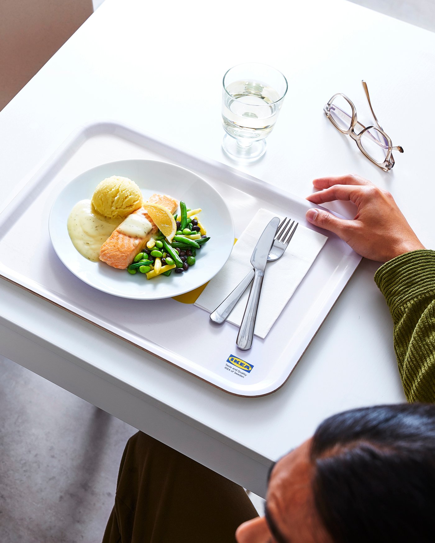 Jed z lososom na pladnju v Švedski restavraciji.