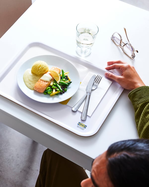 jed z lososom na pladnju v restavraciji IKEA