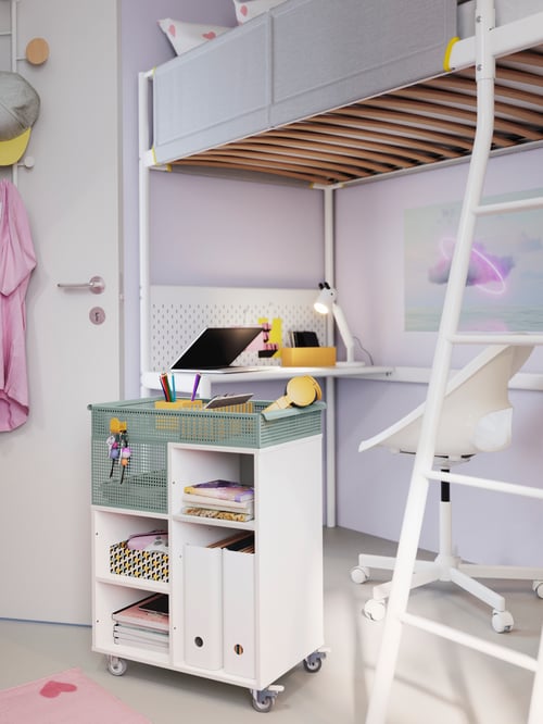 ベビー＆子ども部屋で、グレーのVITVAL ヴィトヴァルロフトベッドフレーム デスクトップ付き、グレーのÖVNING オーヴニングワゴン、 LOBERGET ローベルゲット回転チェアがある。