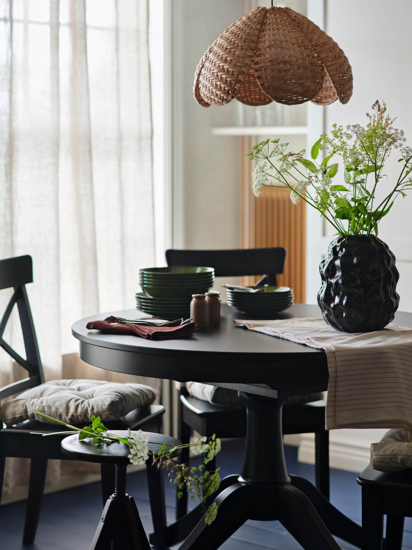 Kézzel készített/rattan SANDKORN függőlámpa az étkezőben és PELARKAKTUS étkészlet az asztalon