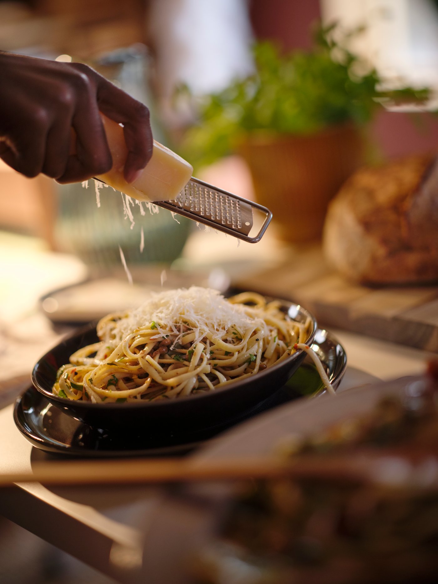 A dark grey GLADELIG deep plate in the kitchen
