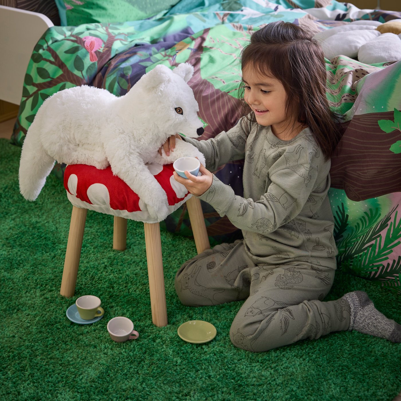 An arctic fox/white SKOGSDUVA soft toy